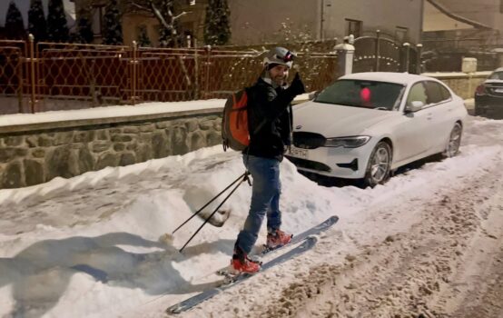Un bărbat din Sibiu a ales schiurile pentru drumul spre muncă!