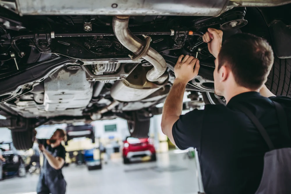 Service-uri auto și două companii de asigurări – „gigant”, amendate!