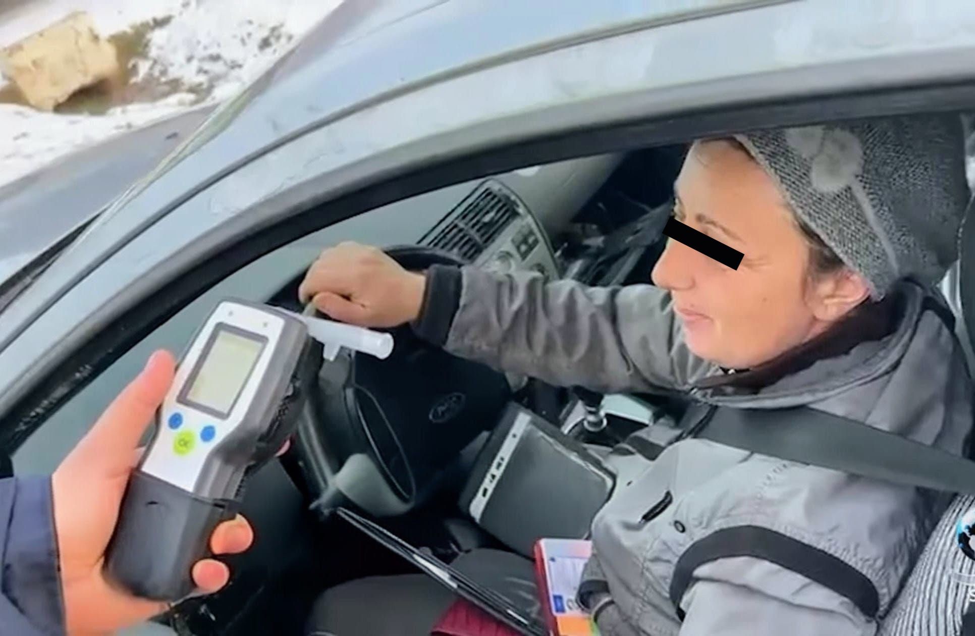Motiv halucinant invocat de o șoferiță prinsă băută la volan - Video de senzație