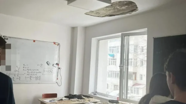Tavan prăbușit peste elevi, în Botoșani