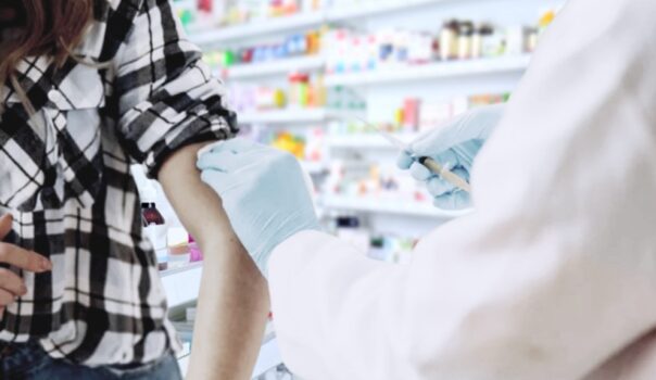 Tot mai mulți români se vaccinează antigripal direct în farmacii