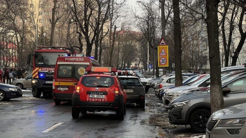 Fetiță de cinci ani, lovită mortal de o mașină în fața școlii