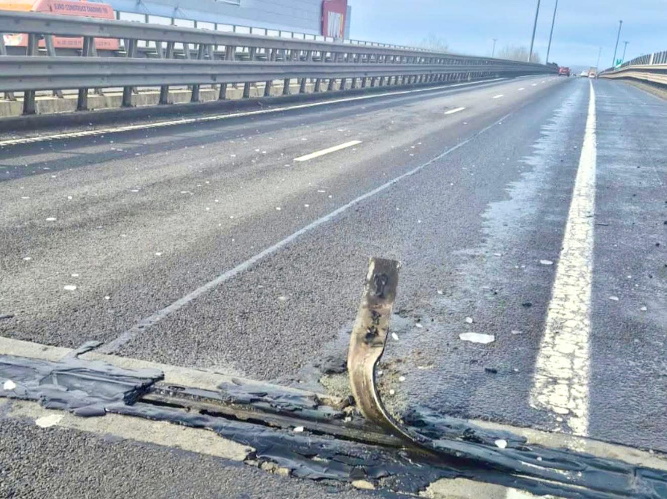 Pericol extrem pe A1 Pitești-București! Prima „victimă”: Baia de ulei a unui tir!