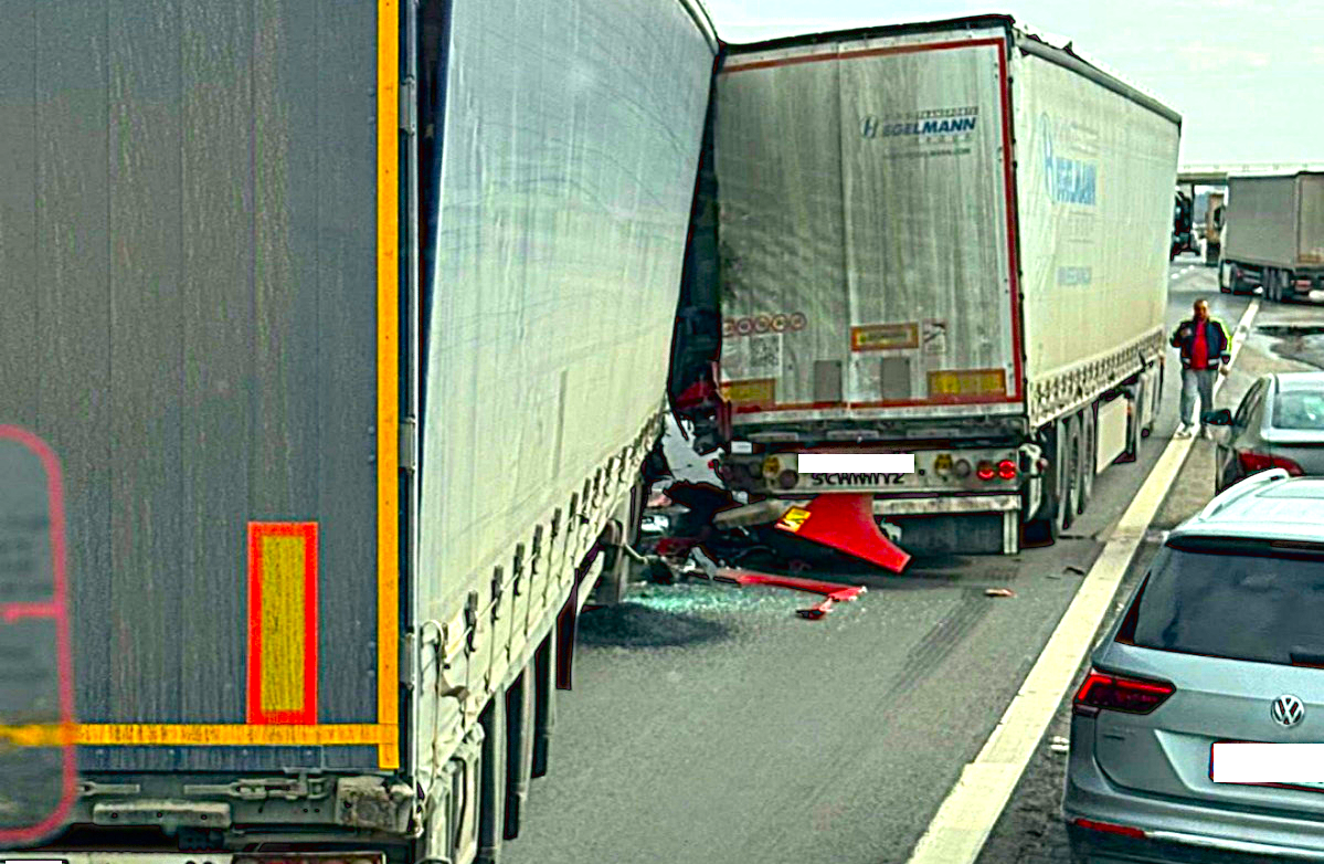 La un pas de dezastru pe Autostrada A1, Pitești-București: Două autotrenuri implicate într-un accident!