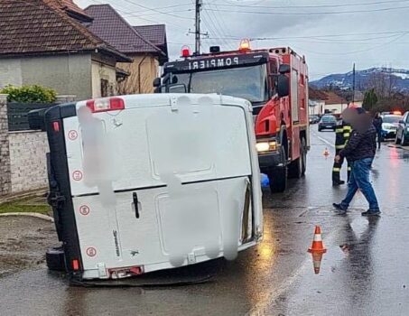 Accident grav la Lerești, Argeș! O dubă s-a răsturnat, victime multiple