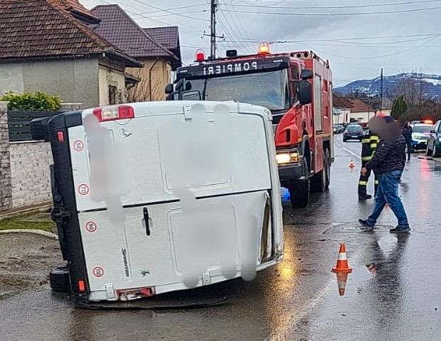 Accident grav la Lerești, Argeș! O dubă s-a răsturnat, victime multiple