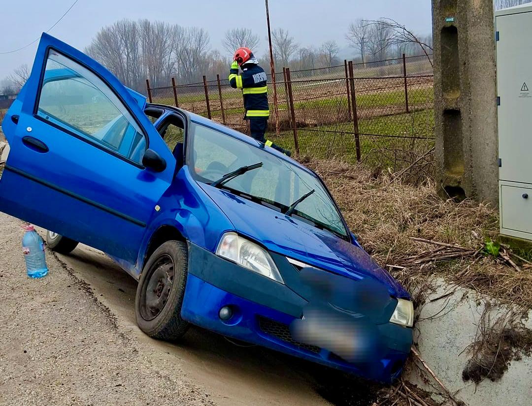 Argeș. Accident cu victimă! „A plonjat” cu mașina direct în șanț