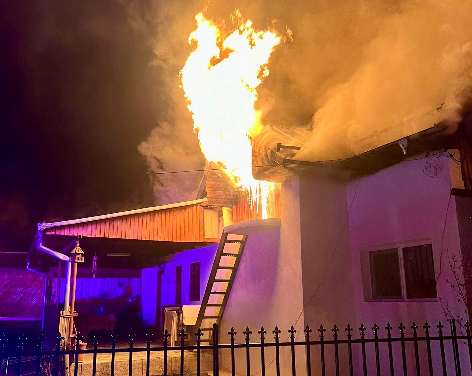 Incendiu violent în Argeș: O familie a rămas fără casă în miez de noapte