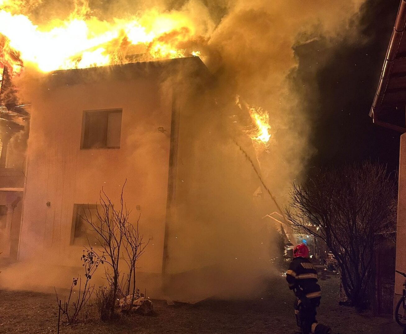 Casa din Hartiești care a ars este a unui politician - SURSE