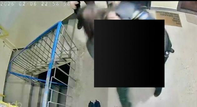 Polițiști atacați într-un bloc – Imagini grave