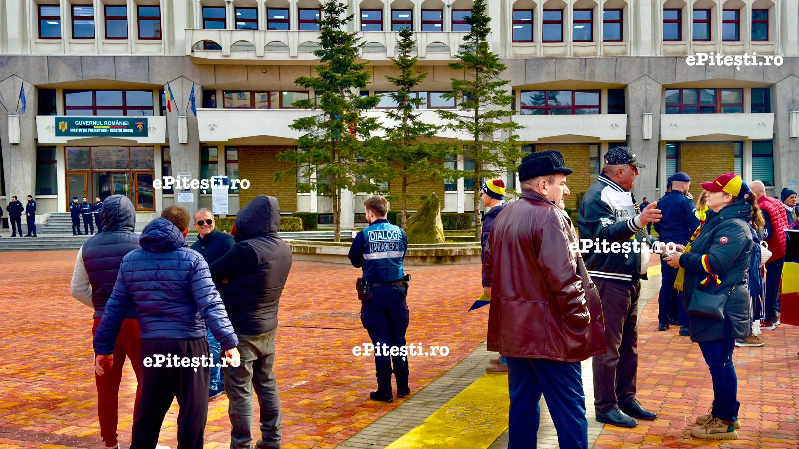 Pitești: Atenționarea jandarmilor pentru anumiți protestatari din Piața Vasile Milea