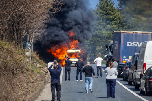 Ambulanță mistuită de flăcări în trafic – video!