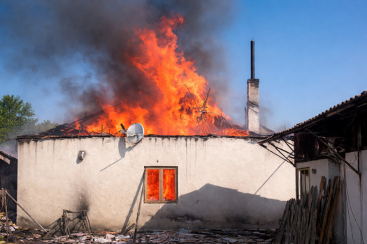 Incendiu în Leordeni, Argeș! Casă cuprinsă de flăcări în Cotul Malului