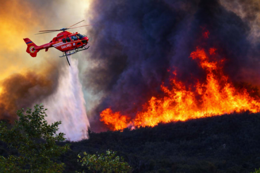 Incendiu devastator în Argeș! Pericol major de extindere: elicoptere mobilizate de urgență