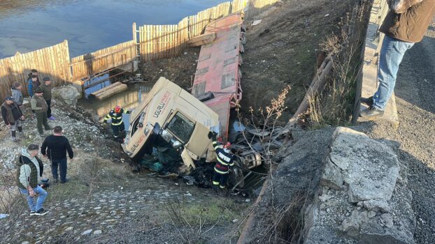 Accident groaznic pe DN7! Șofer încarcerat!