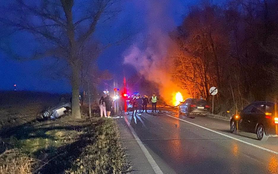 Accident deosebit de grav! Mașină în flăcări, victime multiple și un bebeluș!