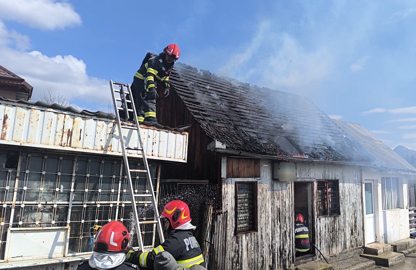 Incendiu într-o gospodărie din județul Argeș