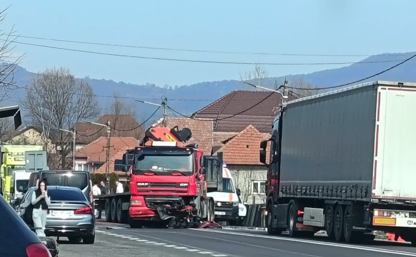 Impact frontal pe DN 7 Pitești-Sibiu: Un camion a făcut praf o mașină