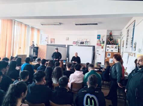 Polițiștii locali printre elevii unui liceu din Pitești!