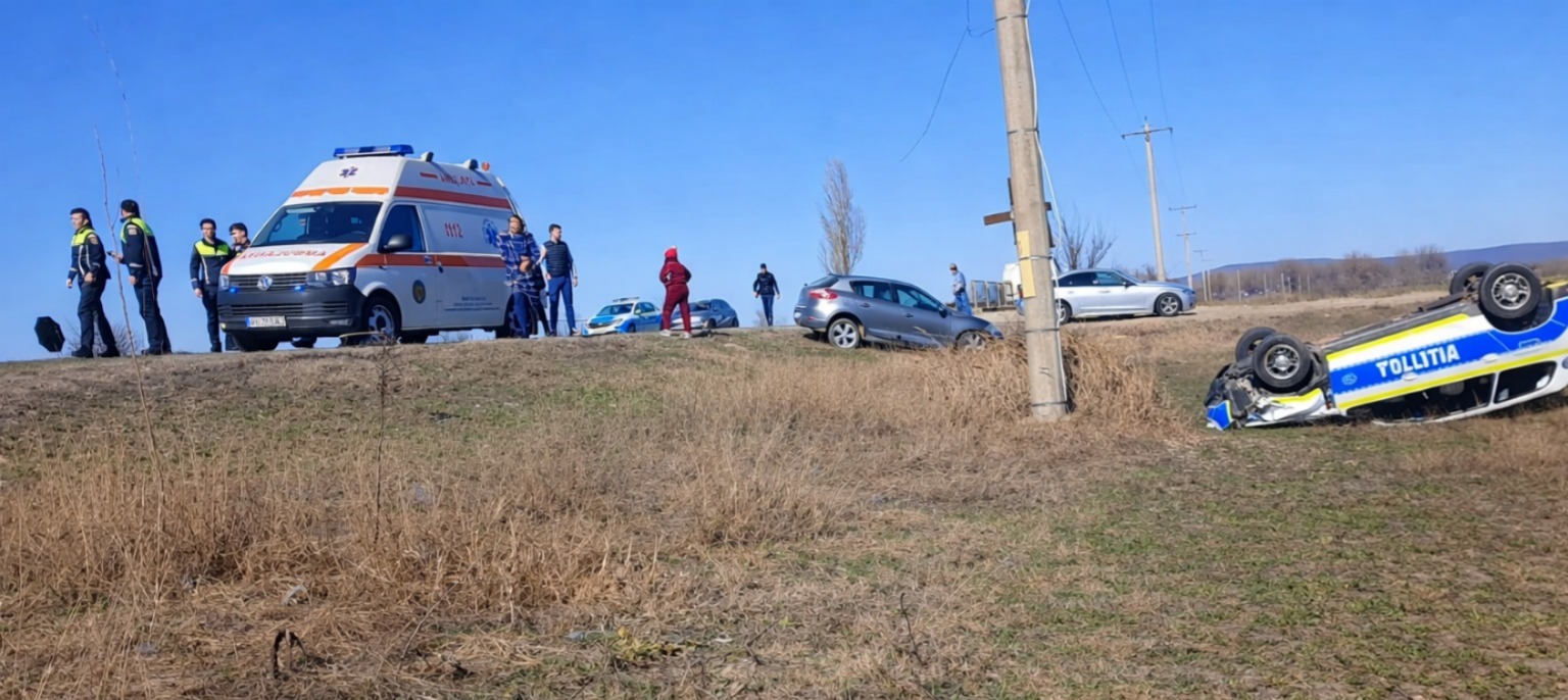 Accident grav! Autospecială de poliție răsturnată