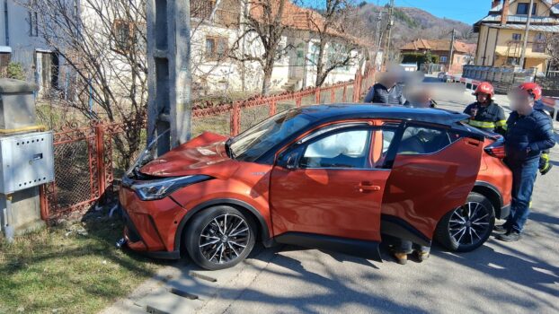 Accident violent în Argeș: Mașină scăpată de sub control și izbită de un stâlp