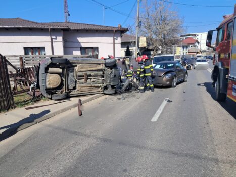 Pitești: Accident grav în lanț, mașină răsturnată lângă Jandarmerie