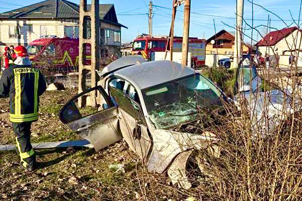Impact pe ruta feroviară Pitești – București! Mașină spulberată de tren, victime multiple