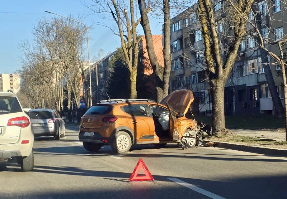 Accident, ACUM! Mașină făcută praf lângă Spitalul Militar Pitești!