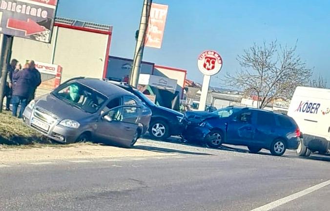 Accident cu mai multe mașini la ieșirea din Pitești!