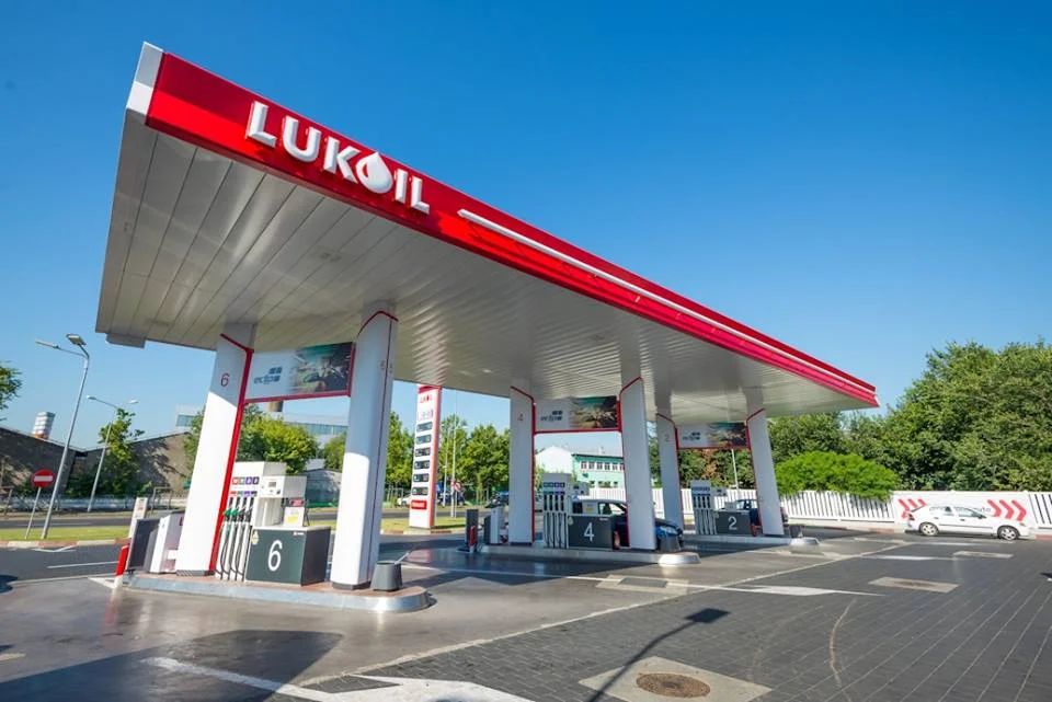 Scumpiri la Lukoil: motorina depășește 10 lei/l și întrece Petrom