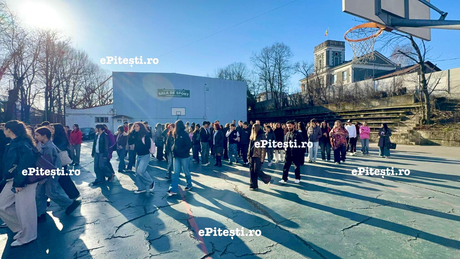 Pitești. Sute de elevi evacuați din clasele Colegiului ,,Brătianu"