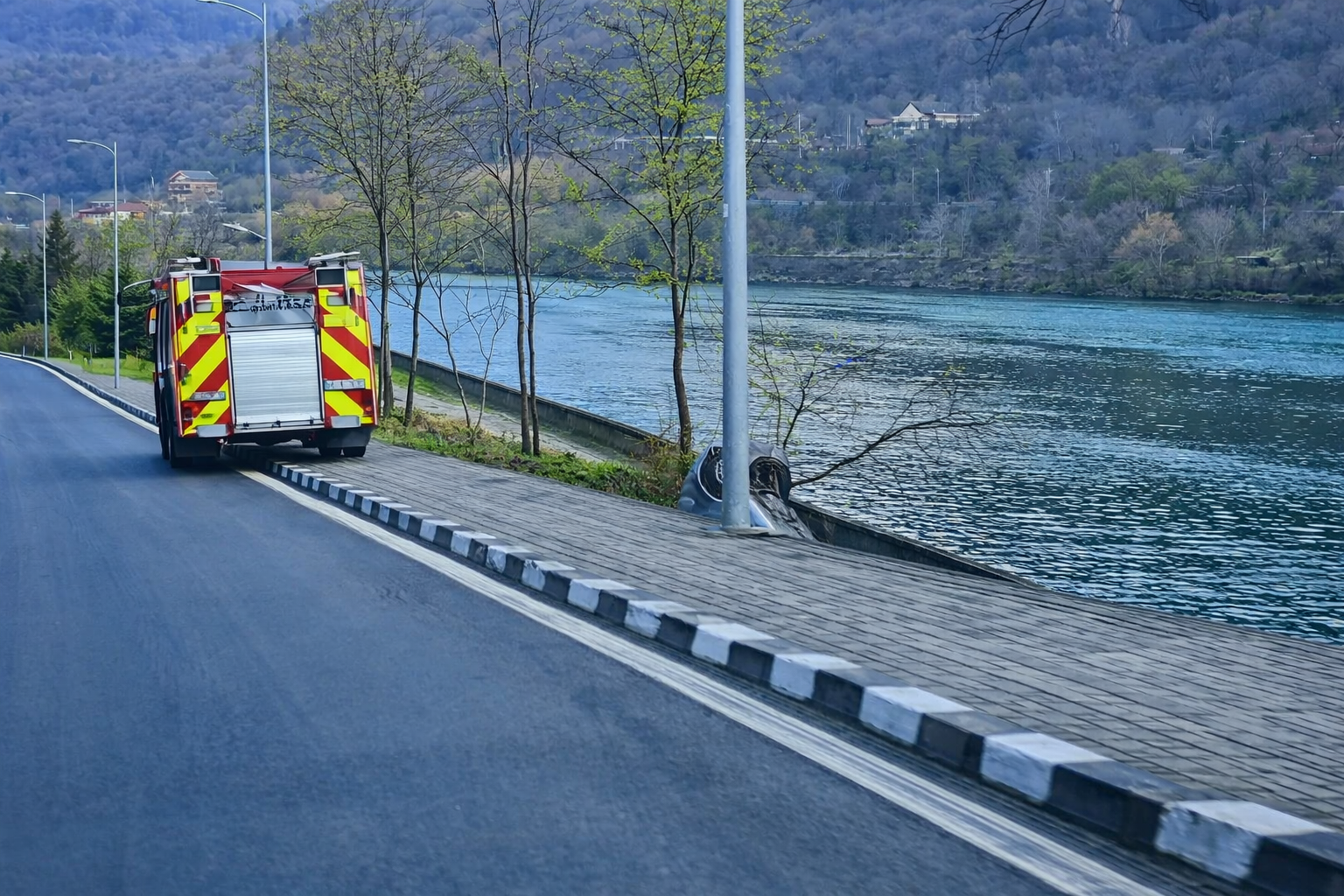 Accident pe DN7 Pitești–Sibiu: o șoferiță a adormit la volan și s-a răsturnat cu mașina