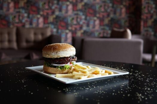Două noi lanțuri de fast-food intră pe piața din România în 2026