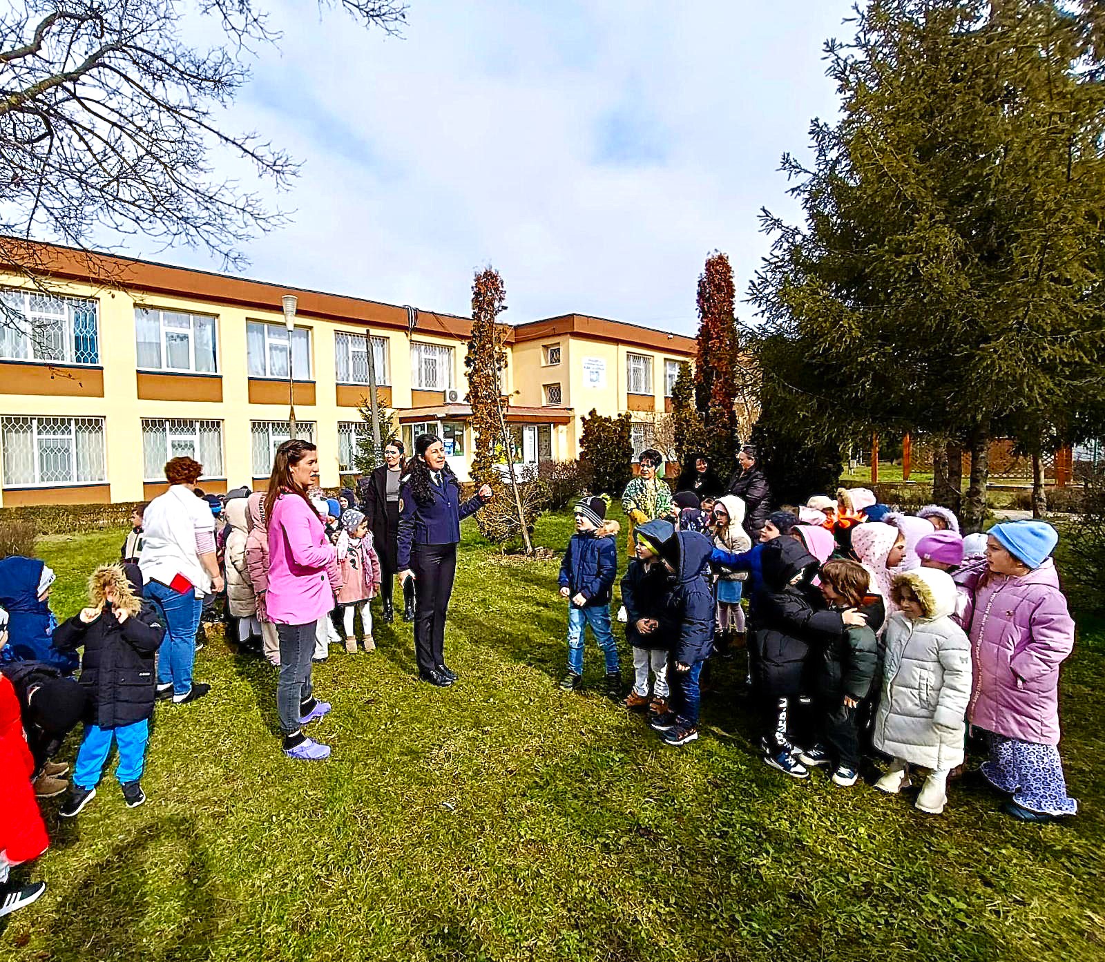 Pitești: Sute de persoane evacuate la o grădiniță din Găvana