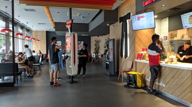 Un mare lanț de fast-food se extinde!