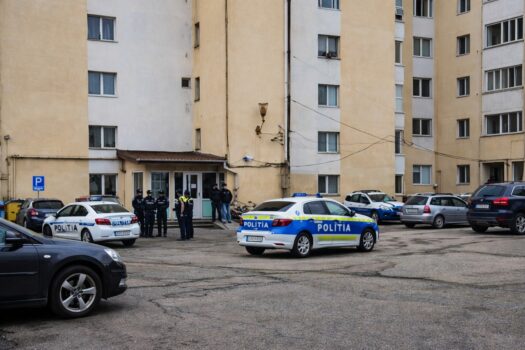 Mascații au descins într-un bloc ANL din Pitești