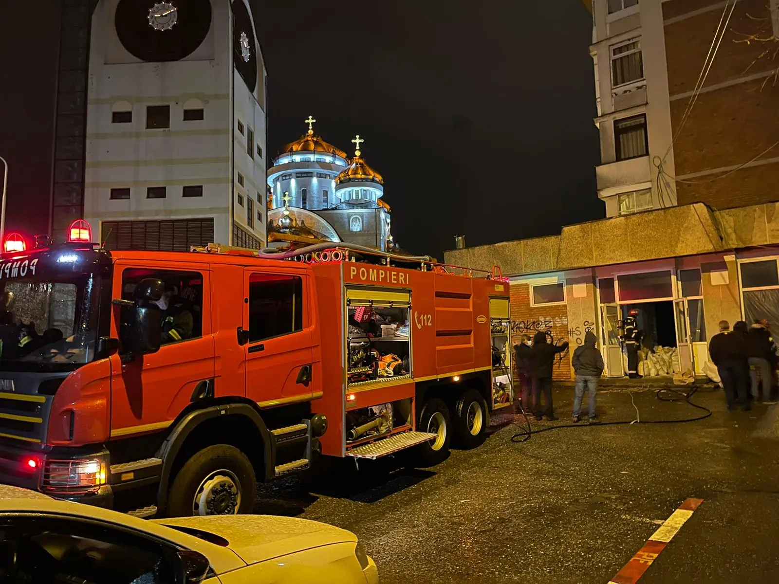 Argeș. Incendiu într-un bloc din Mioveni! Persoane evacuate!