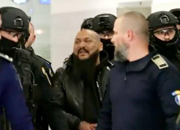 Dani Mocanu, adus în România înconjurat de mascați!