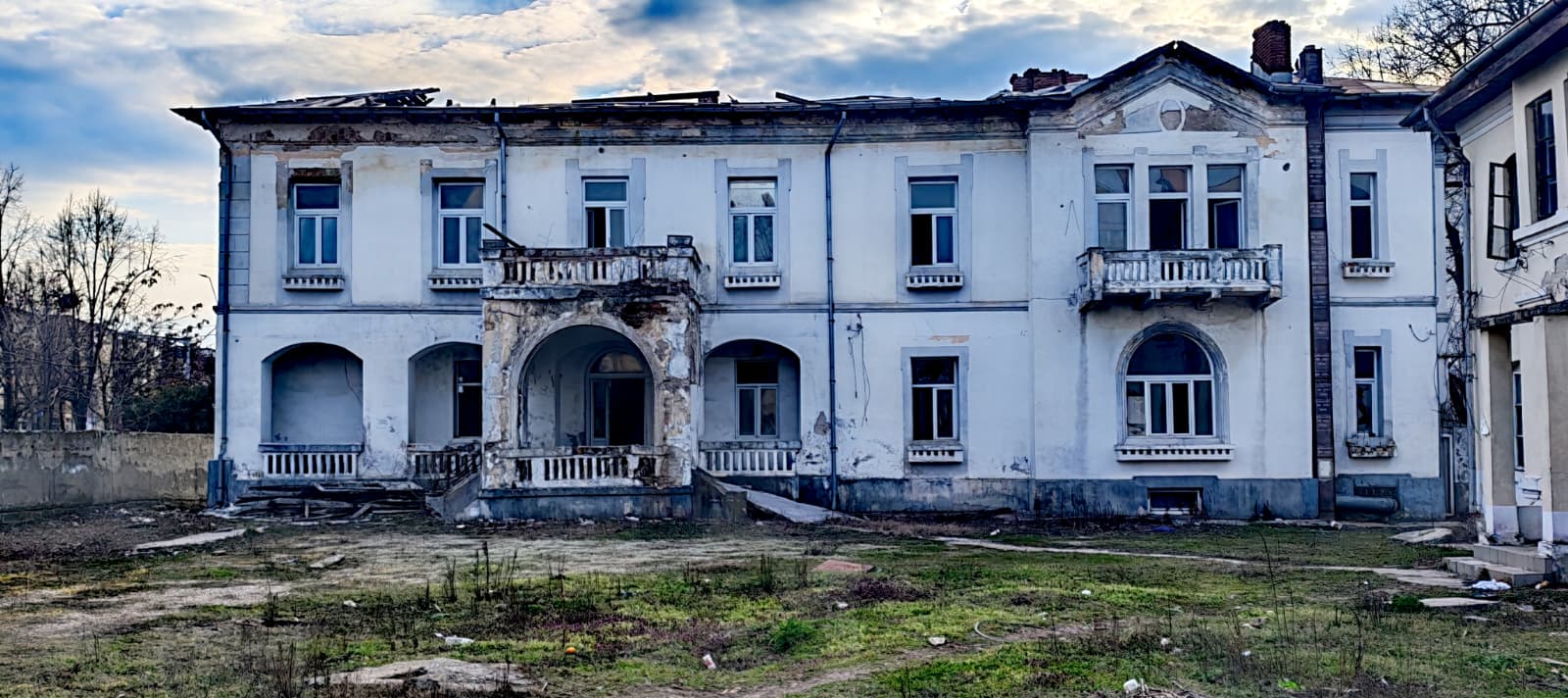 Spitalul Oncologic, ruină în zona 0 a Piteștiului. Degradare de neimaginat – VIDEO