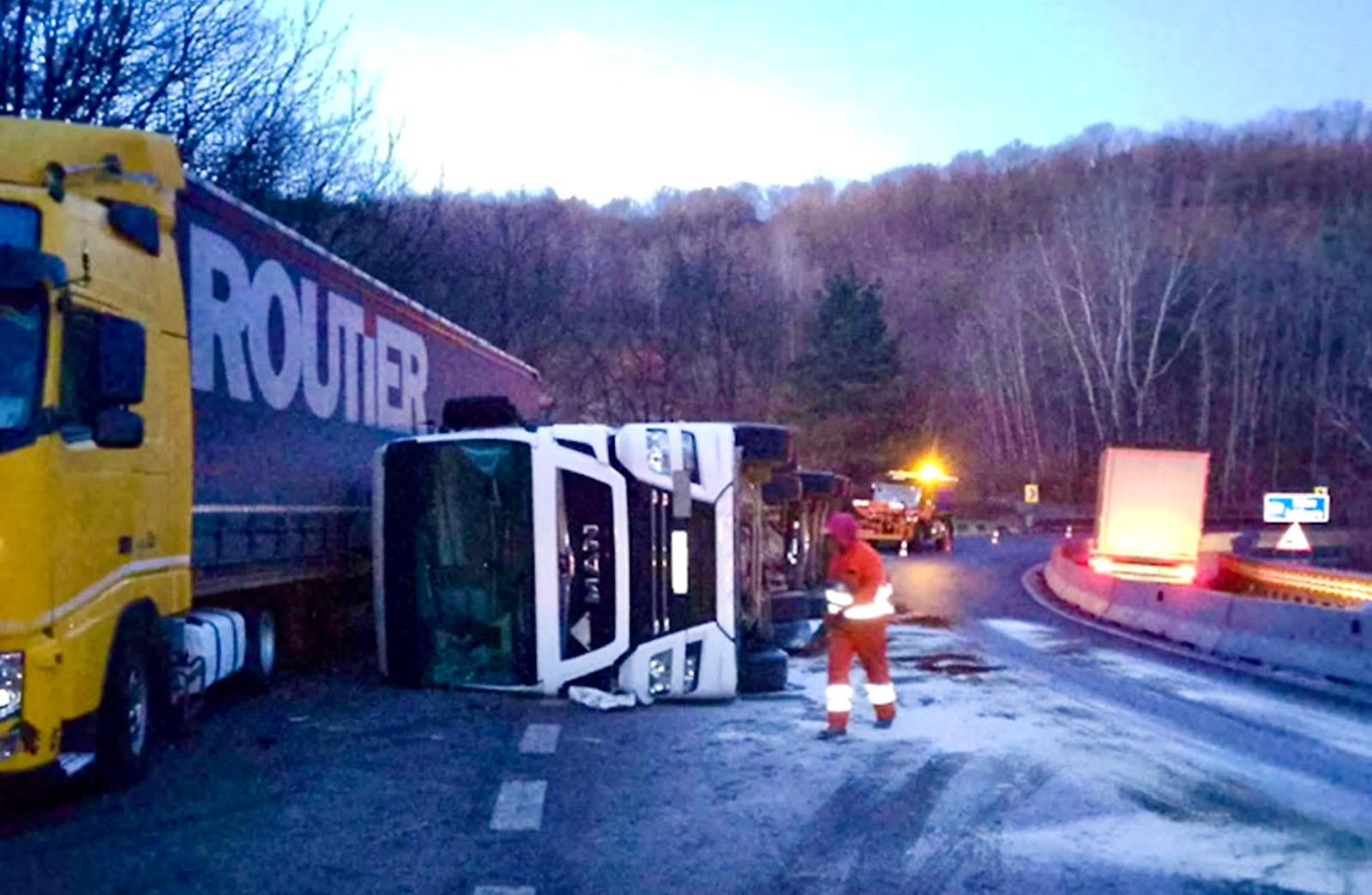 Un TIR plin cu fier, răsturnat pe DN7! Șoferul a adormit la volan