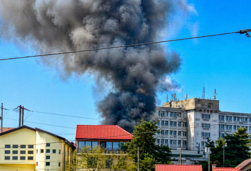 Pitești! Arde violent lângă Spitalul Județean