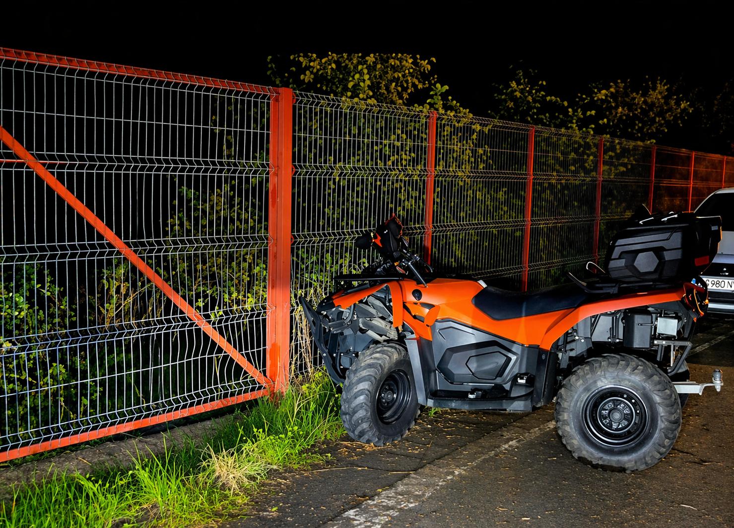 Accident grav în Argeș: Un adolescent a intrat cu ATV-ul într-un gard