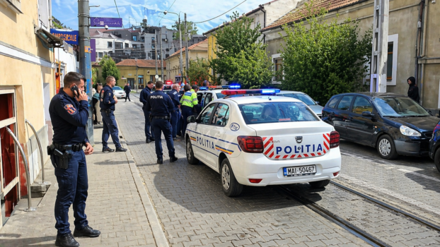 Polițist lovit cu piatra în față!