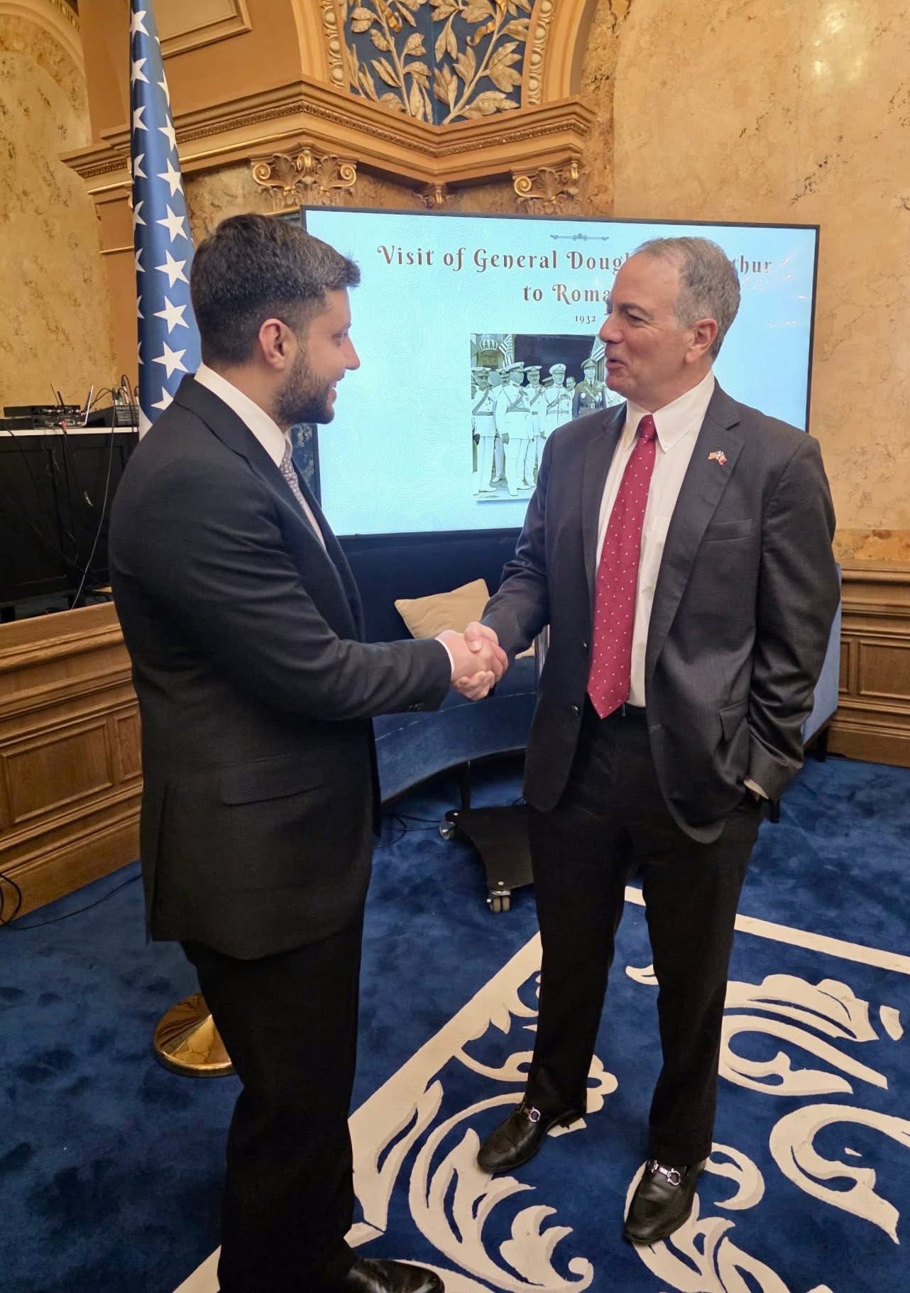 Cătălin Mîndroc și ambasadorul SUA E.S. Darryl Nirenberg