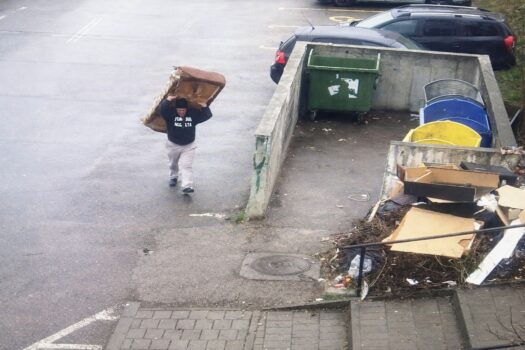 Nesimțirea costă în Pitești: Poliția Locală i-a prins în fapt