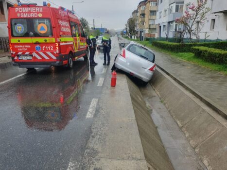 Accident în Argeș: O mașină a ajuns în șanț