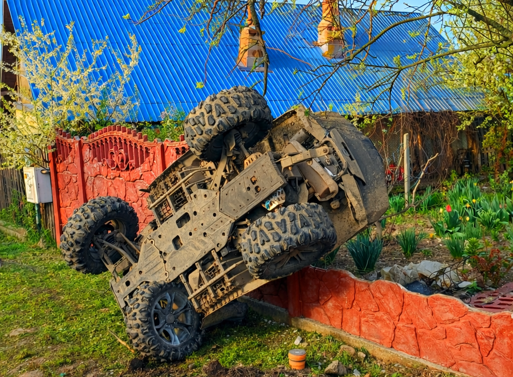 Poliția Argeș, oficial! Tânăr fără permis, a refuzat alcooltestul după ce s-a suit cu ATV-ul pe gard