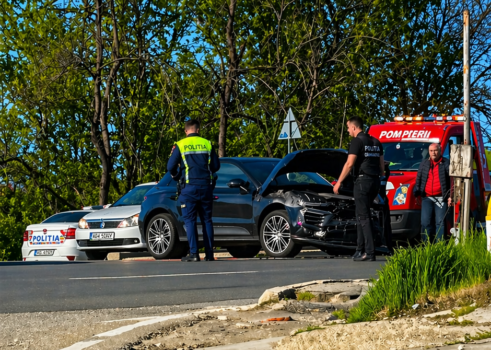 Accident grav în Pitești: un Porsche Macan, un Mercedes S-Class și un Logan s-au lovit