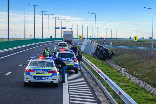 Blocaj pe DEx12! Camion răsturnat după un accident grav