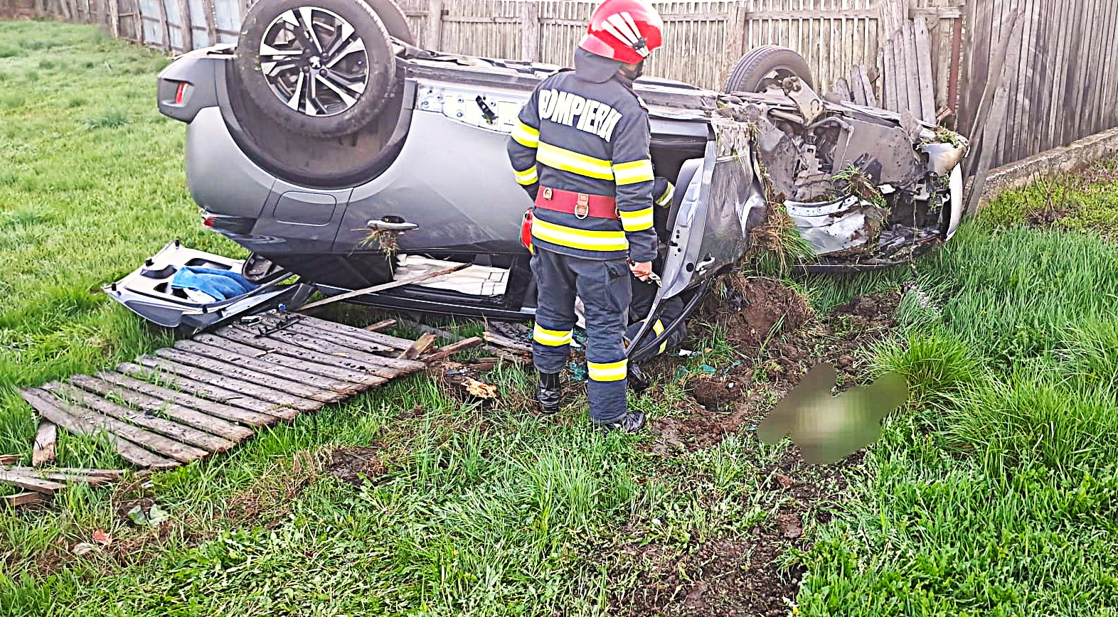 Accident grav pe DN7 Pitești–Sibiu: două mașini implicate, una s-a răsturnat